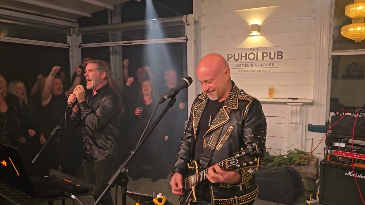 Live pub performance